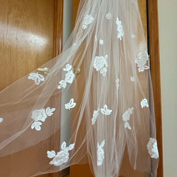 Amsale Petal Lace Cathedral Length Wedding Veil White Bridal Lace Petals R237U - Picture 7 of 8